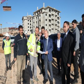 "Depremin yaralarını sarmak için çalışıyoruz"
