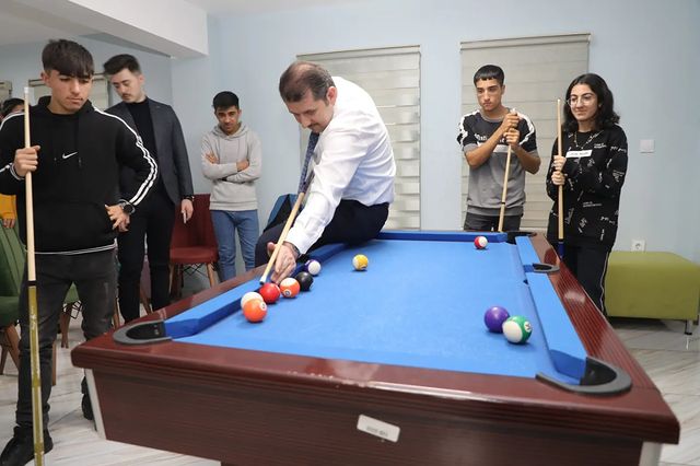 Gençlerle masa tenisi ve bilardo oynadı
