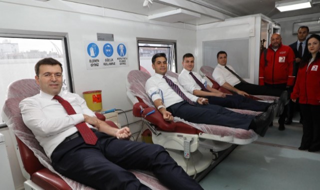 Vali Akmeşe kaymakamlarla  kan bağışında bulunup herkesi davet etti