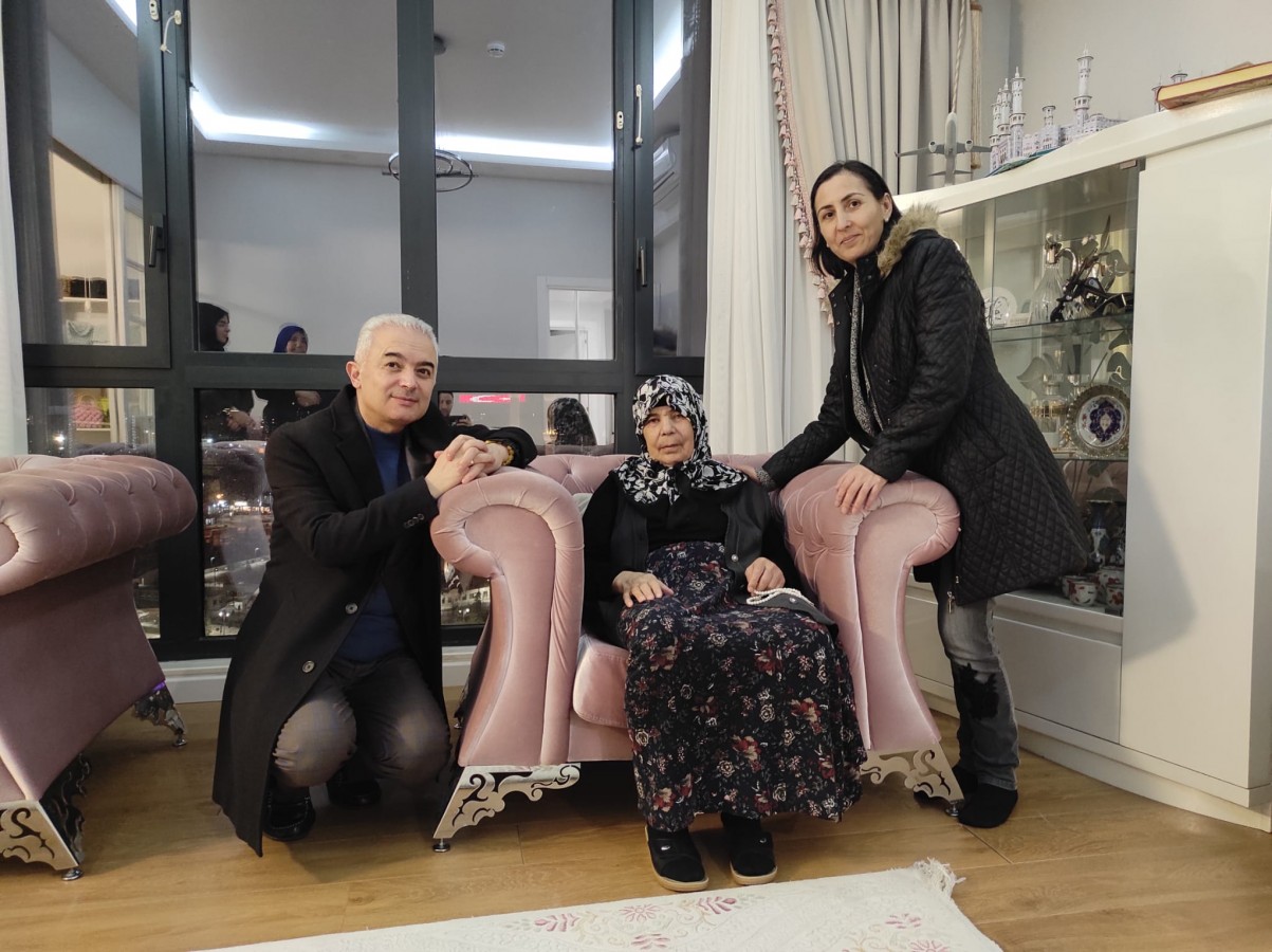 Depremzede misafirleri yalnız bırakmadılar