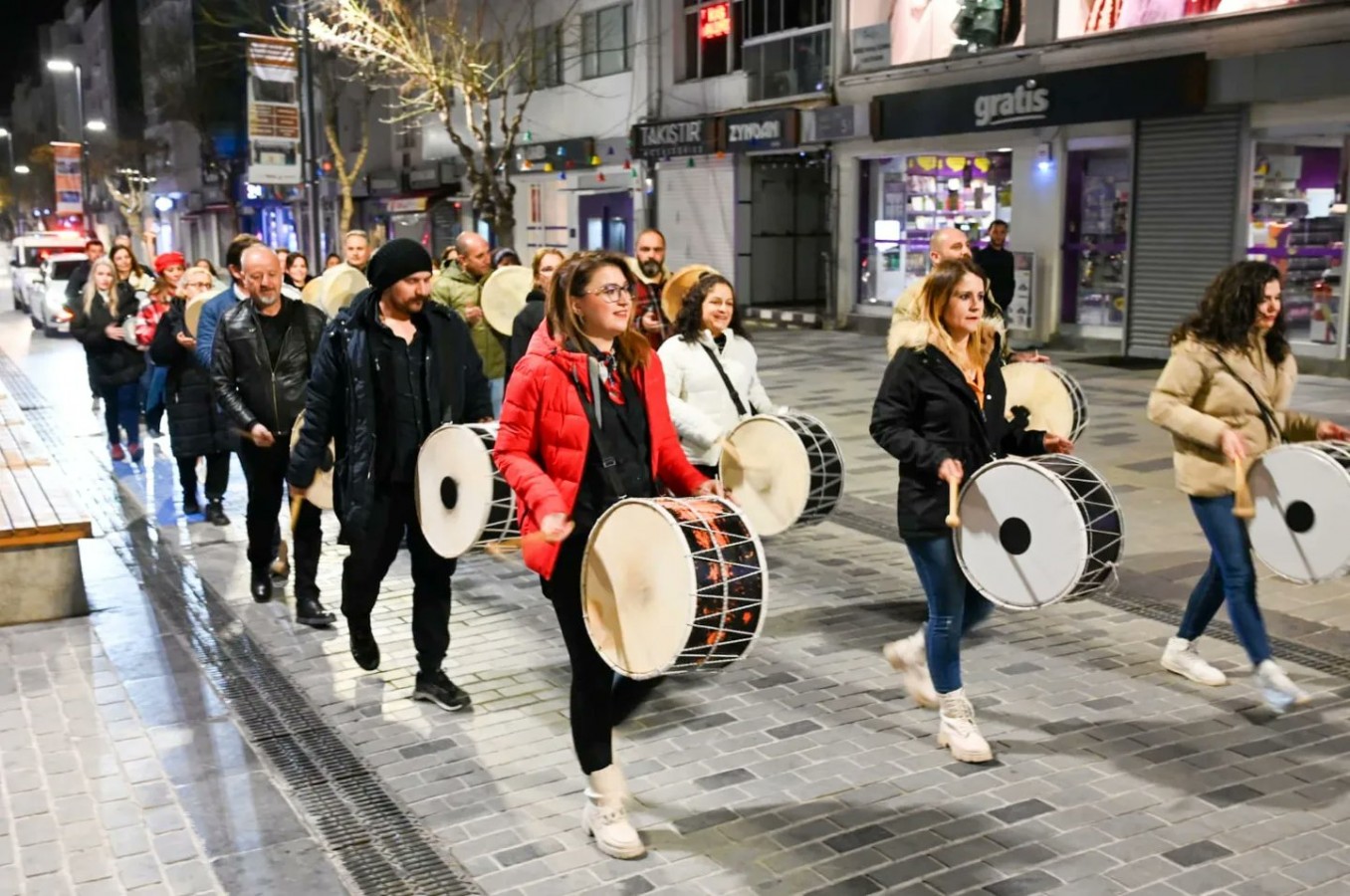 Valiyi sahura davul çalıp mani söyleyen öğretmenler kaldırdı;