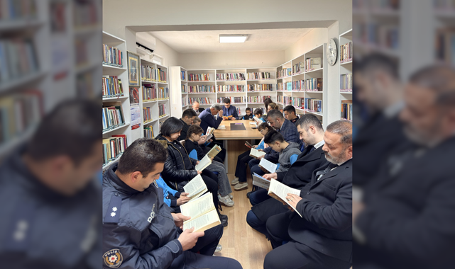 Kaymakam Atasoy öğrencilerle kitap okudu