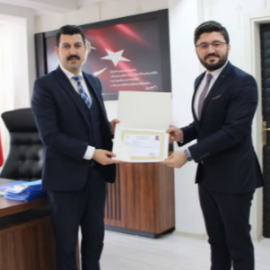 Kaymakamdan, İlçe Müftüsü Aksan'a başarı belgesi