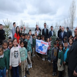 Kaymakam Karaloğlu öğrencilerle toprağa can verdi