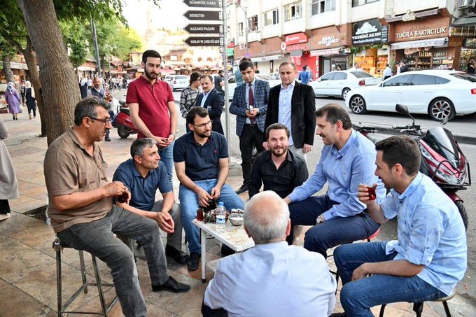 İki çay söyledim yine, biri senli, biri demli…;