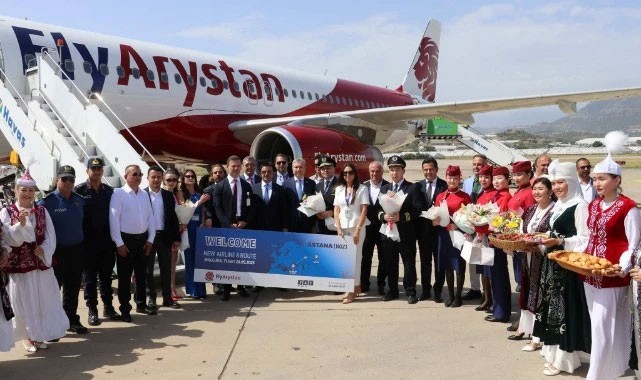 Kazakistan'dan Gazipaşa'ya ilk uçuş yapıldı: Kaymakam Korkutata yolcuları bizzat karşıladı