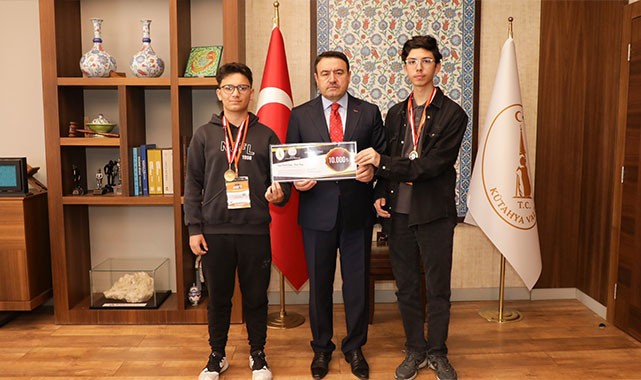 Dünya birincisi öğrenciler Vali Işın'ı ziyaret etti: ''Kütahya olarak bu gururu yaşamak bizler için büyük bir onur''