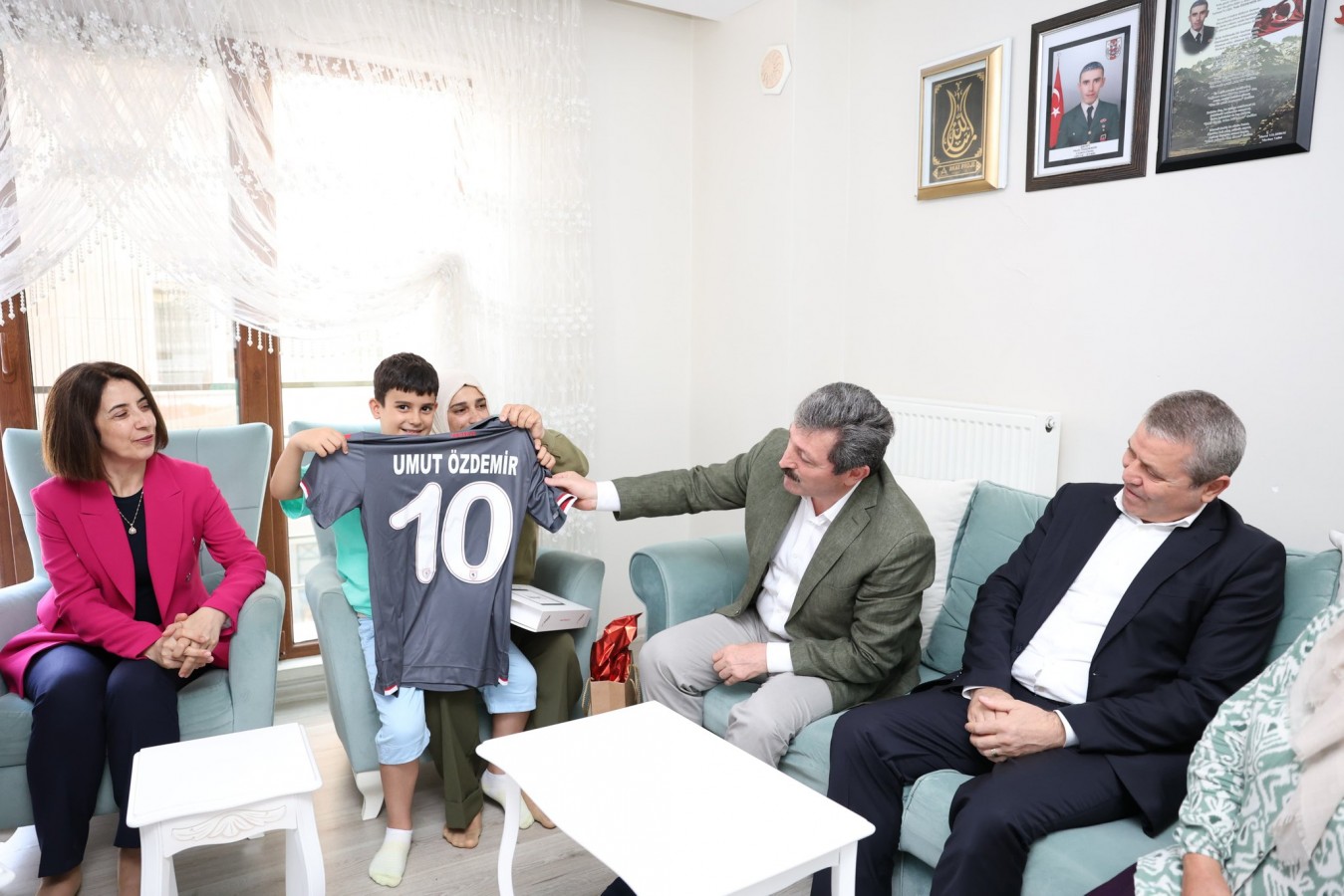 Şehidin oğluna Samsunspor forması hediye etti
