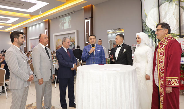 Vali Işın genç çiftin mutluluğuna şahitlik etti: Aile vazgeçilmez bir müjdedir;