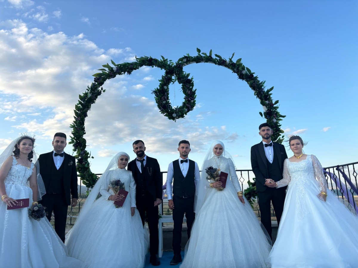Lavanta bahçesinde nikah kıydılar;