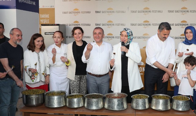 Şehrin nüfusu kadar yaprak sardılar