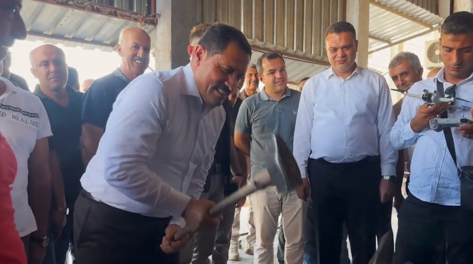 Demirci ustalarıyla demir dövdü