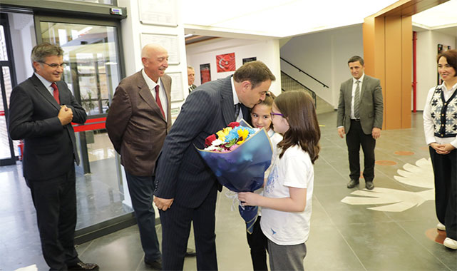 ''Çocuklarımızın ve gençlerimizin en iyi şartlarda eğitim alması hepimizin ortak hedefi'';
