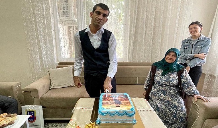 Doğuştan engelli Yunus’u doğum gününde yalnız bırakmadı;