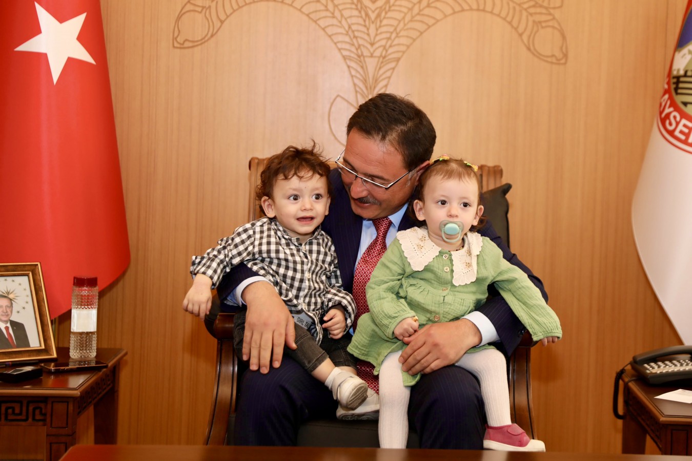 İkiz bebekler 'Gökmen' ve 'Çiçek'i sevdi