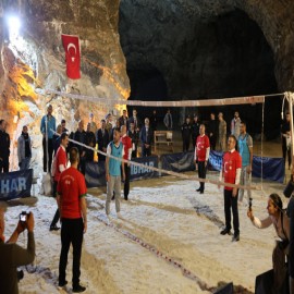 Vali Turan, Tuz Dağı’nın 500 metre derinliğinde voleybol oynadı