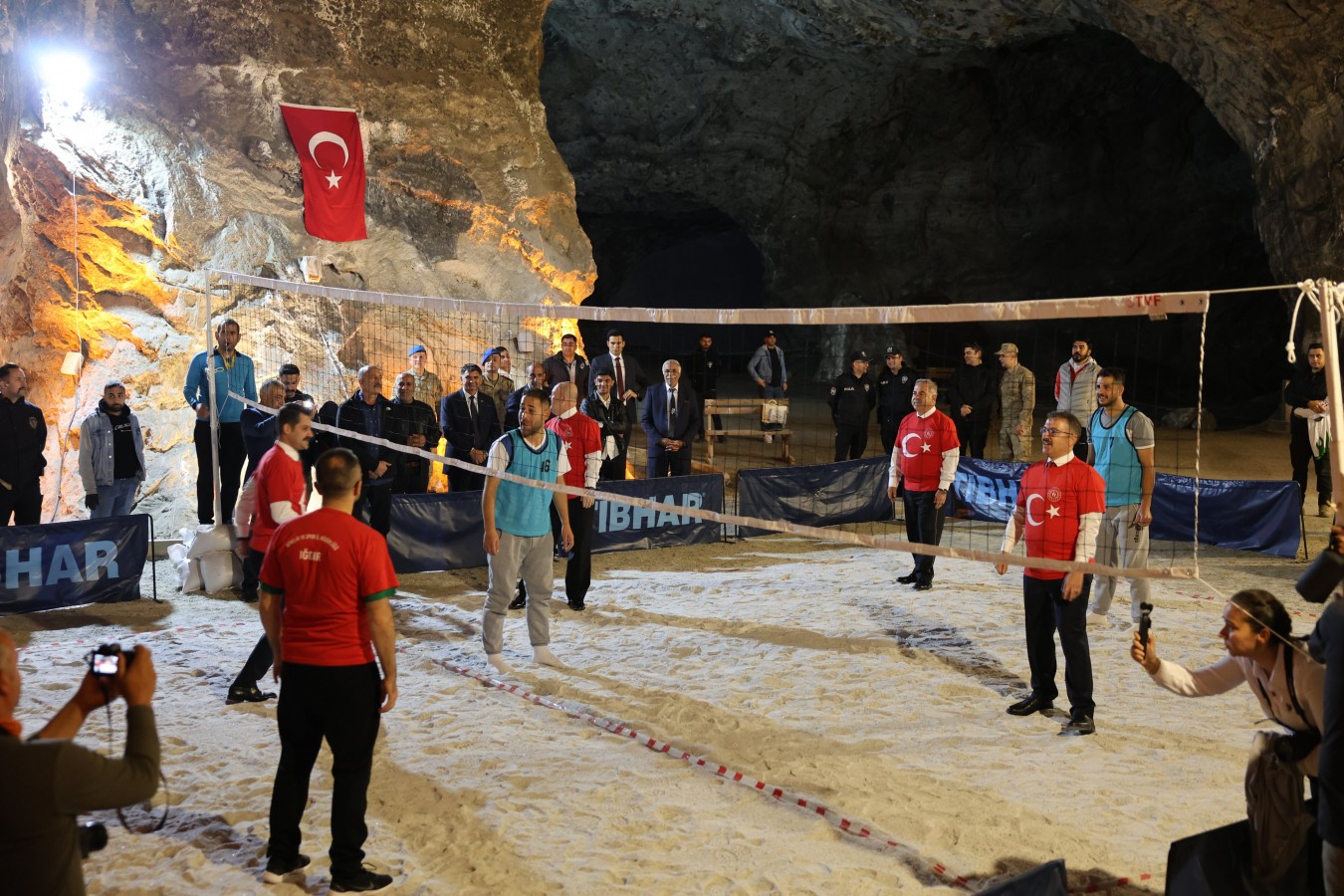 Vali Turan, Tuz Dağı’nın 500 metre derinliğinde voleybol oynadı;