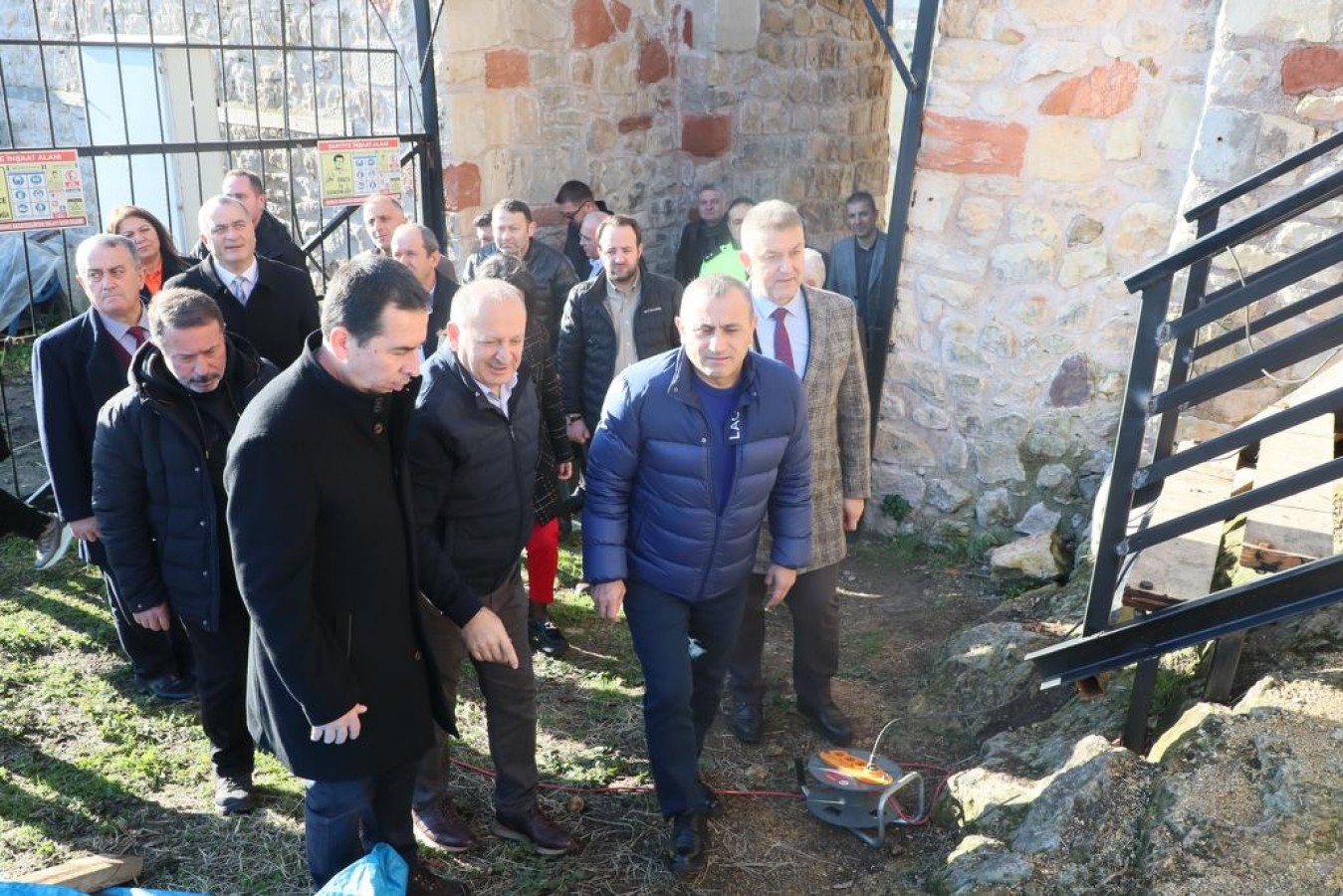 Ünye Kalesi’ndeki restorasyonu inceledi;