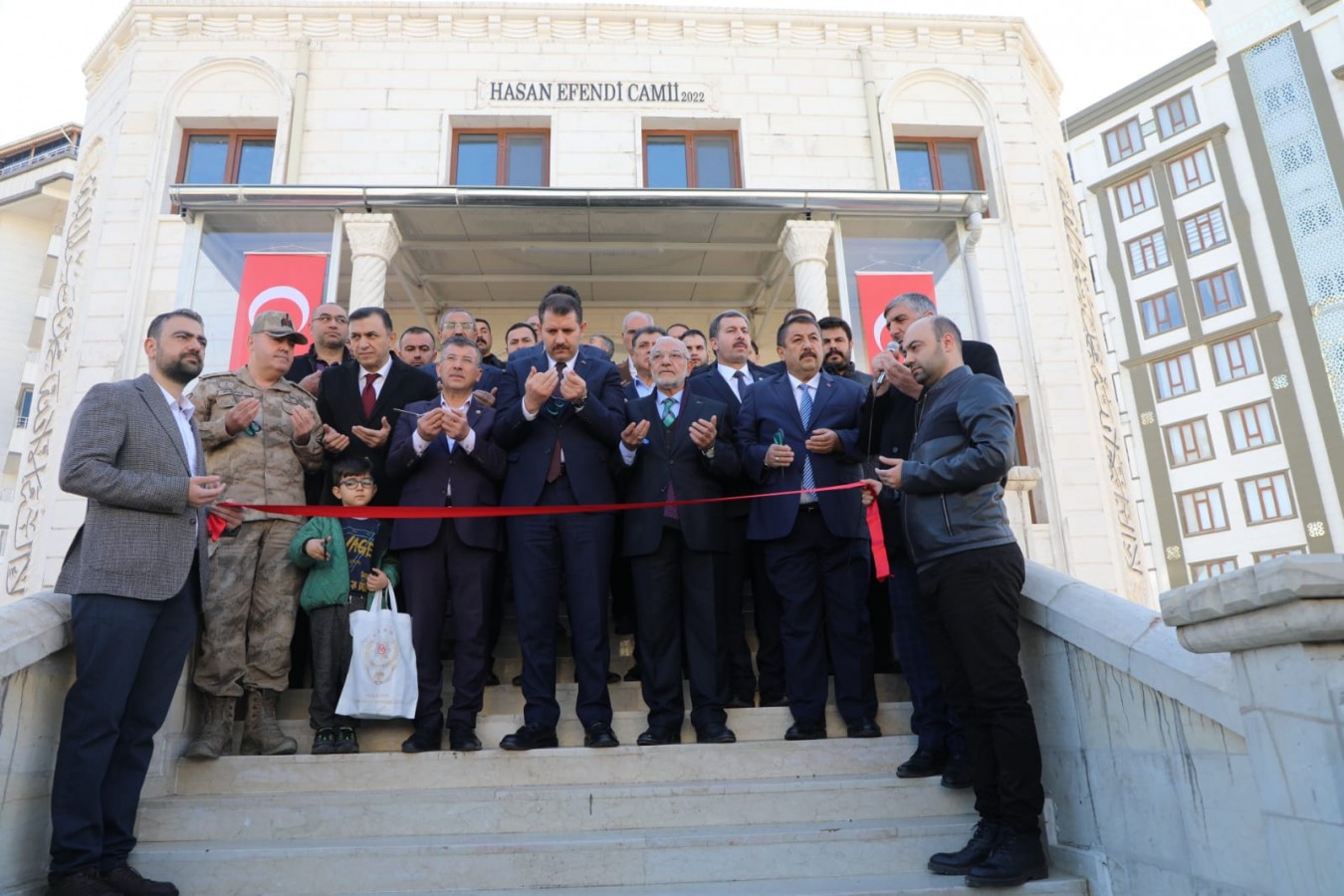 Hayırseverin yaptırdığı cami dualarla açıldı
