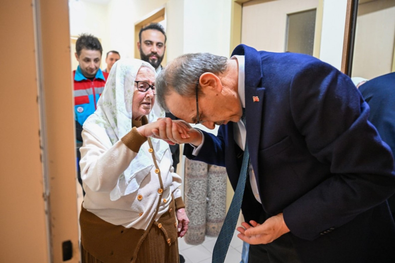 Yeni yıl öncesinde 9 ailenin daha gönlüne girdi