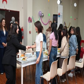 Vali Makas’ın eşi, koruma altındaki çocuklarla buluştu