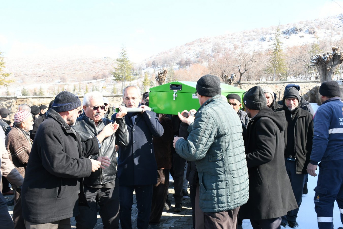Son yolculuğuna uğurladı;