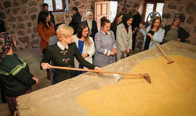 Vali Çelik'in eşinden bir dizi ziyaret: "Sizler sayesinde Çukurca’dan nice başarılar çıkacak"