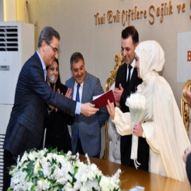 Vali Baruş, genç çiftin mutluluğuna şahitlik etti