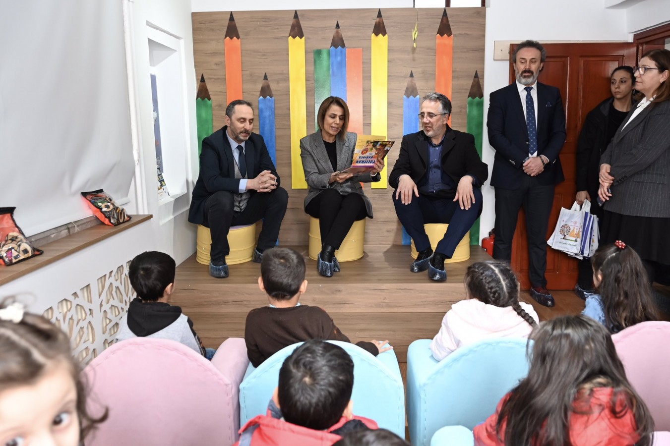 Miniklere ‘Çalışkan Karınca’ masalını okudu