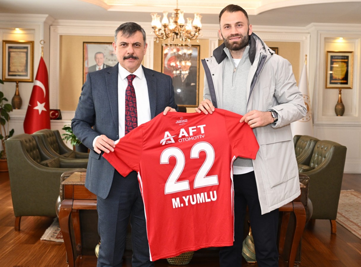 Kaptan formasını hediye etti