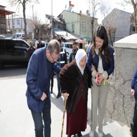 Oy kullanmaya gelen çınarlarla sohbet etti