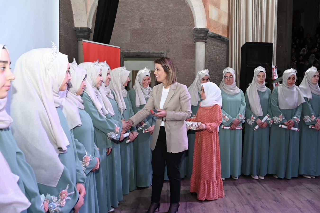 Genç kız hafızlar icazet belgelerini aldı;