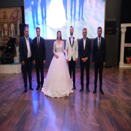 Vali Özkan ve Kaymakam Canpolat, genç çifti mutlu günlerinde yalnız bırakmadı