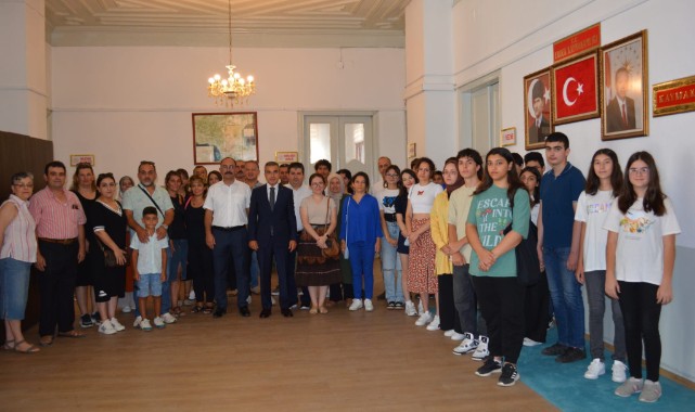 Dereceye giren öğrencileri ağırladı