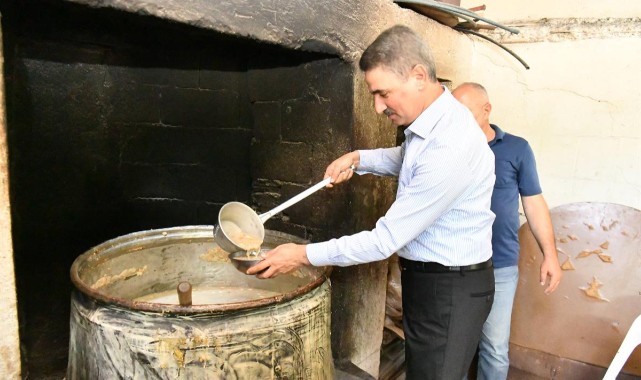 Aşure sofralarına konuk oldu