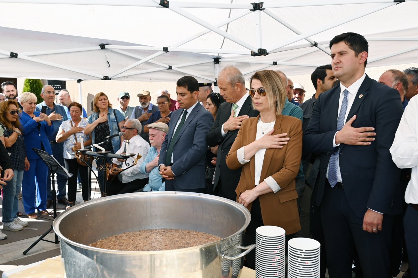 Can’larla aşure bereketini paylaştı