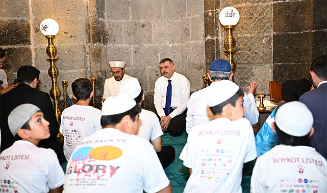Vali Çiftçi, binlerce çocukla birlikte saf tuttu: ''Bu tabloyu görmekten dolayı Cenab-ı Hakk’a sonsuz şükür ediyorum'';