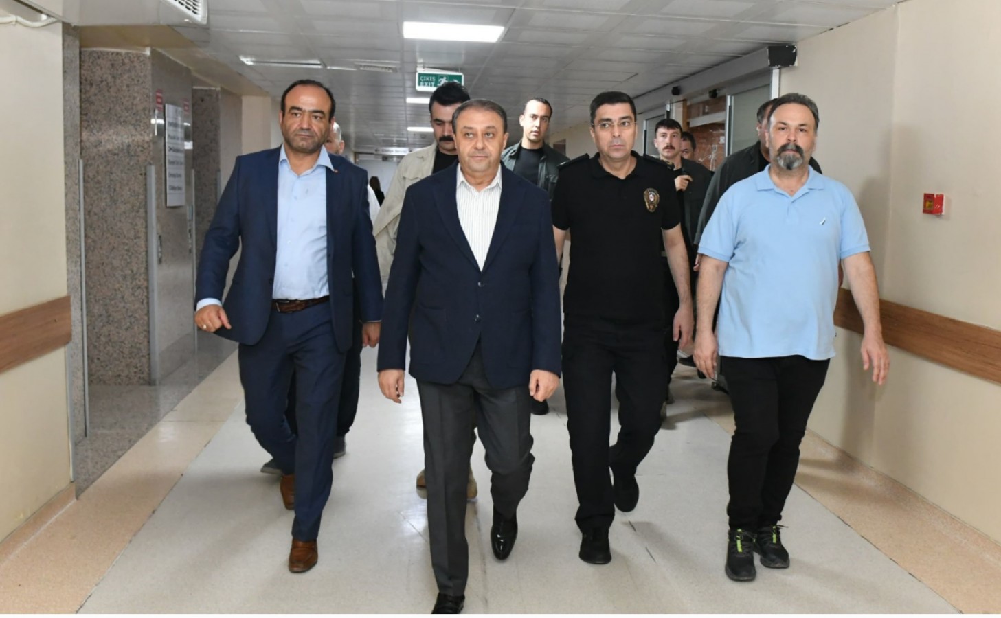 Acil serviste dehşet anları! Doktor ve güvenlik görevlisini bıçakladı