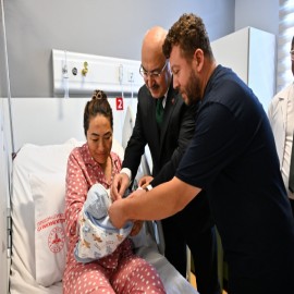 Acil Durum Hastanesi'nin ilk bebeğini Vali Yavuz Selim Köşger karşıladı