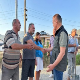 Vali Akbıyık Yeşilüzümlü’de yangın gönüllüleri ve vatandaşlarla bir araya geldi
