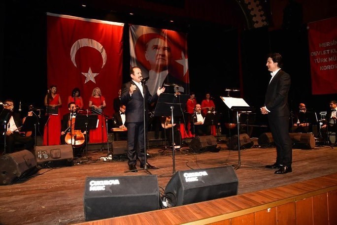 Vali Pehlivan, konserde iki parça seslendirdi;