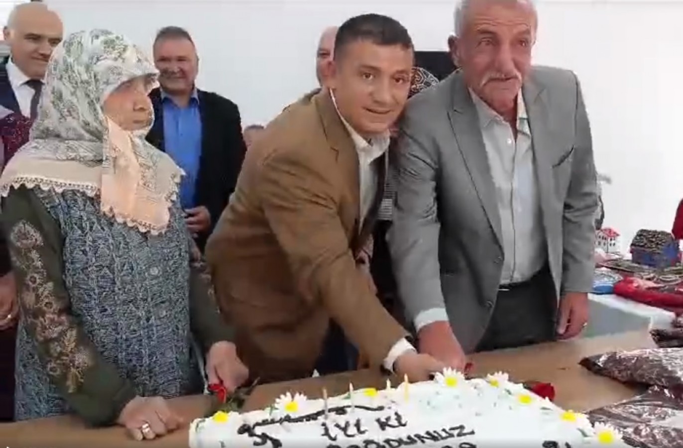 Huzurevi sakinlerine doğum günü sürprizi;
