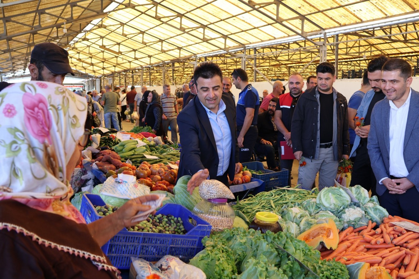 Kaymakam Korkuata, pazar esnafının nabzını tuttu;