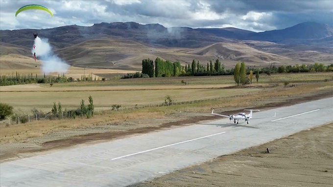 Vali Ayhan'ın çabası sonuç verdi: Türkiye'nin ilk ilçe havalimanı hizmete açıldı!;