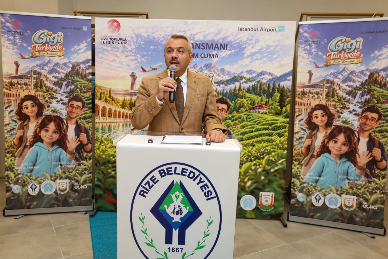 İşaret diliyle beyaz perdeye: Vali Baydaş Rize'deki film lansmanına katıldı