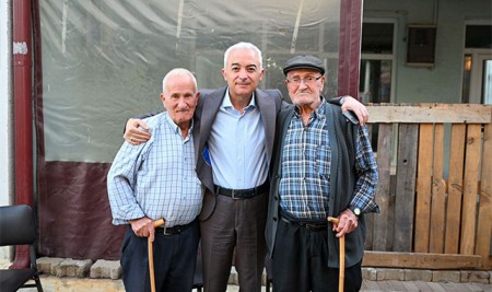 Vali Turan köy büyüklerinin elini öptü, hayır duasını aldı